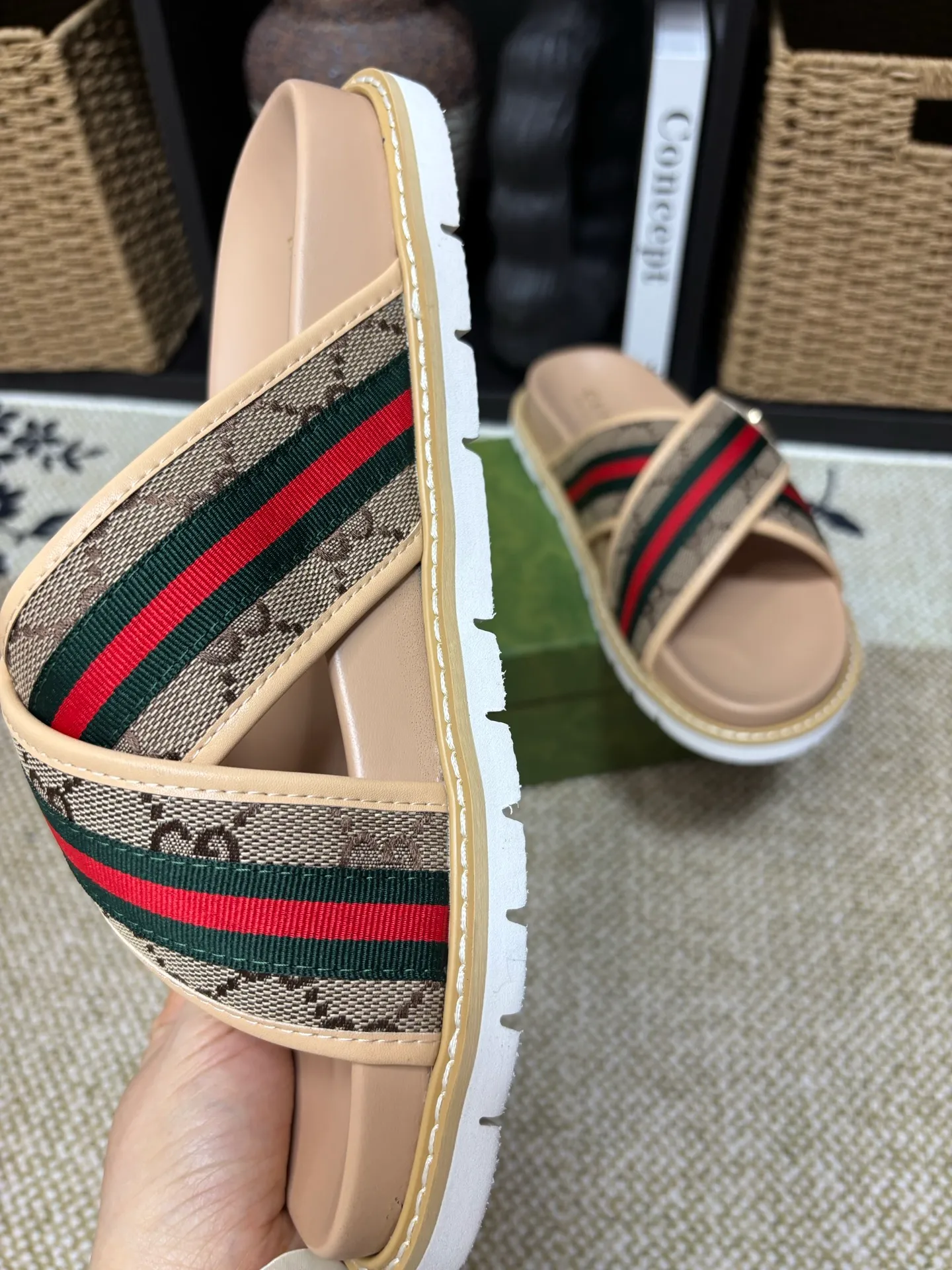 Factory 💰 300 yuan Gucci slippers] high-end men's shoes brand official website 1:1 latest masterpiece: original mold customization, the fabric is made of imported original materials, upgraded outsole, lighter and non-slip. The market's top quality, simple yet tasteful, a must-have for fashionistas, fashionable at your feet, full of confidence, the same style at the counter 👍The season of summer slippers is here. Code: 38-45 (45 customized)